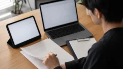 AI記事の内容を公式資料と照合して確認する編集者